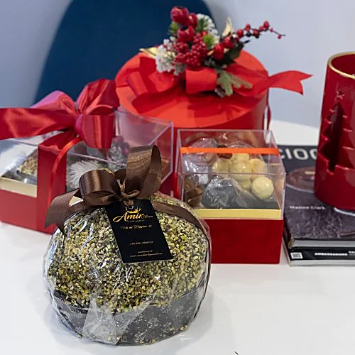 Confezione regalo con nastro rosso e cioccolato artigianale Amir Roma