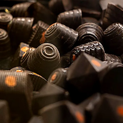 Praline di cioccolato fondente lavorate a mano