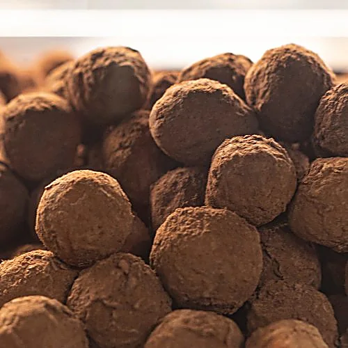 Tartufi di cioccolato spolverati di cacao