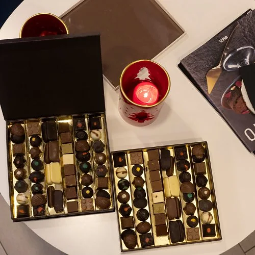 Praline e cioccolatini artigianali assortiti appena preparati