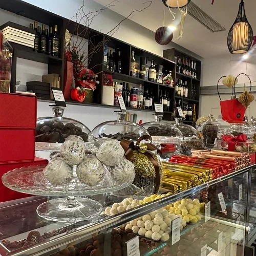 L'interno della bottega Amir Roma con le vetrine di cioccolato artigianale